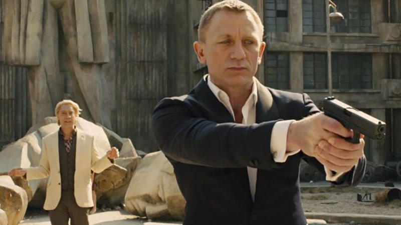 James Bond mit Manschettenknöpfen
