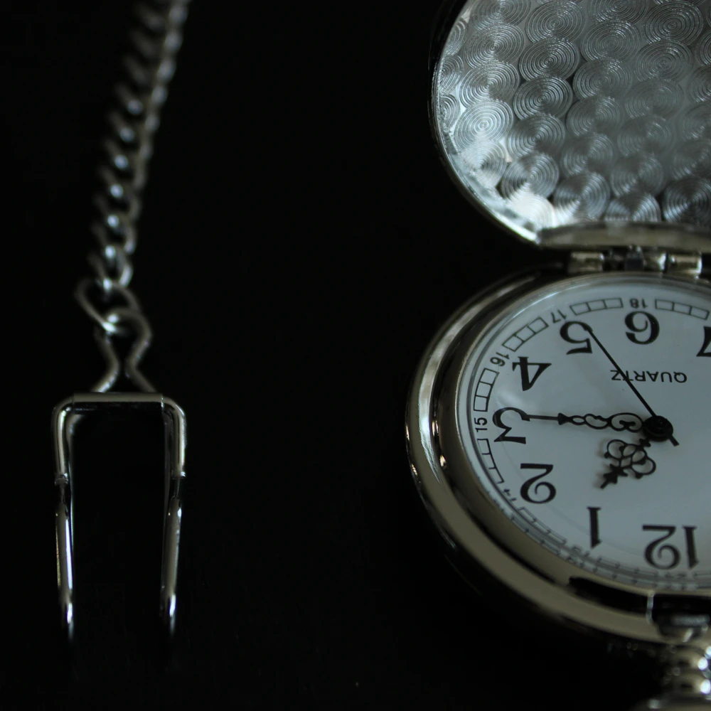 Zilveren zakhorloge met ketting als kerstcadeau voor een man