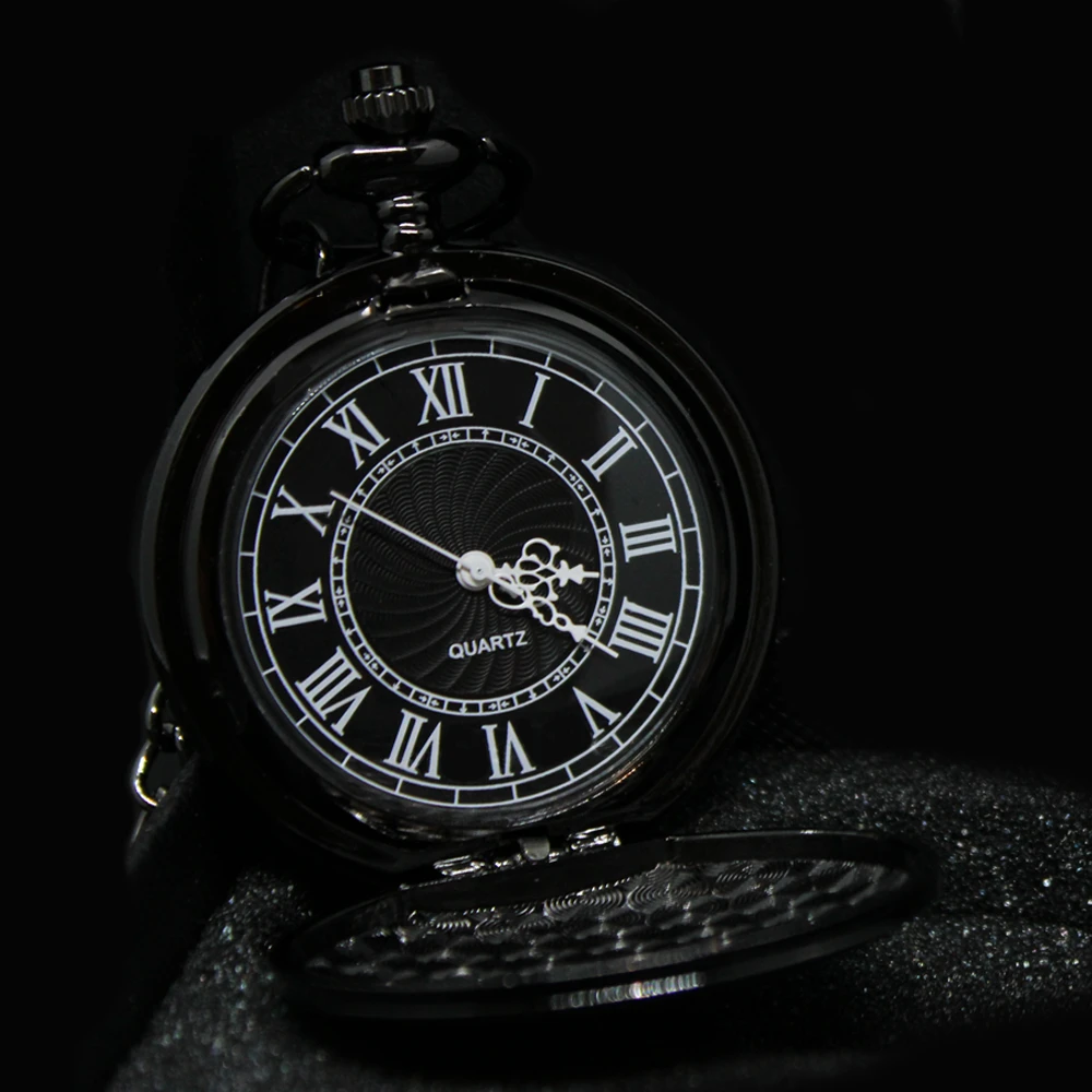 Schwarze Taschenuhr mit Kette - Römische Ziffern