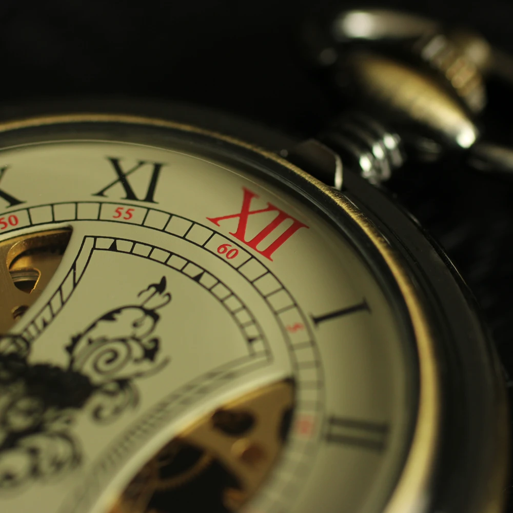 Bronzene Taschenuhr Arthur's Edge mit römischen Ziffern aus der Nähe